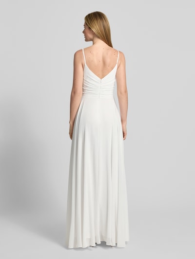 Vrouwenmodel draagt Brautkleid in Wickel-Optik van Mascara in wit chiffon, getailleerde pasvorm, hartvormige hals, spaghettibandjes, mouwloos design, naadritssluiting, maxilengte, ruglengte maat 36: 136 cm, borstwijdte: 36 cm. Ganzkörperansicht Rückansicht.