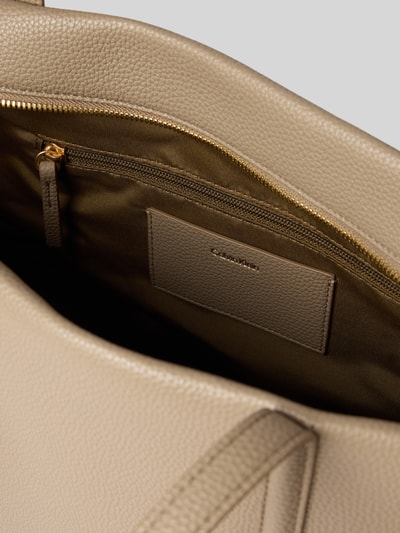 Produktfoto, Shopper mit Label-Detail von CK Calvin Klein in Beige, Hauptfach und Innenfach mit Reißverschluss, strukturierte Lederoptik