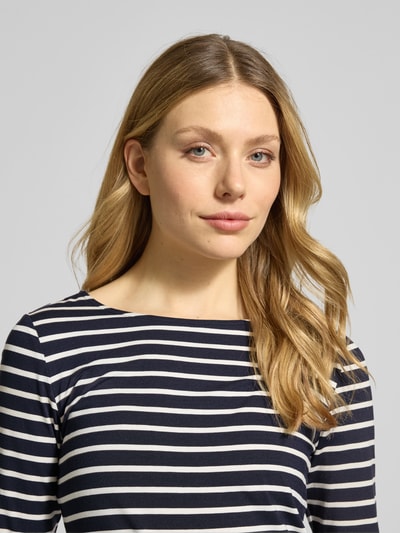 Vrouwenmodel draagt T-shirt met Rundhalsausschnitt en 3/4-mouw van More & More, Mix van viscose en elastaan, regular fit, ruglengte maat 36 57 cm, marine met witte strepen, Nahaufnahme oberkörper.