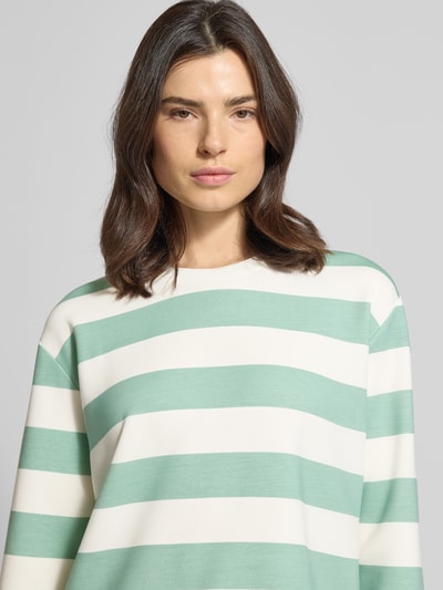 Frauenmodel trägt Sweatshirt mit Rundhalsausschnitt von Christian Berg Woman im grün-weißem Allover-Look, Relaxed-Fit, Modal-Mix, Nahaufnahme Oberkörper