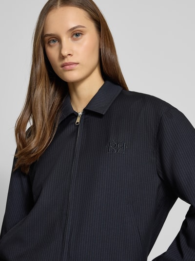 Frauenmodel trägt Lässige Blousonjacke mit Nadelstreifen von Review, Dunkelblau mit feinen Streifen, Material-Mix mit Viskose-Anteil, Nahaufnahme Oberkörper.