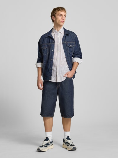 Männermodel trägt Regular Fit Freizeithemd aus Leinen-Baumwoll-Mix Modell 'CAIDEN' von Only & Sons mit Allover-Muster, Ganzkörperansicht von vorne.
