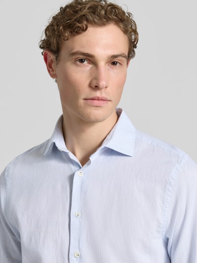 Männermodel trägt Slim Fit Freizeithemd mit Leinen-Anteil von Roy Robson, Baumwoll-Leinen-Mix, Kent-Kragen, Knopfleiste, Nahaufnahme Oberkörper