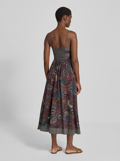 Frauenmodel trägt Midikleid aus Viskose-Mix mit Spaghettiträgern von zero, taillierter Schnitt, florales Muster, Rückansicht, Ganzkörperansicht Rückansicht.