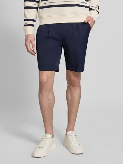 Männermodel trägt Pantalaccio Fit Bermudas mit Eingrifftaschen von MARKUP, navyblauer Material-Mix mit Stretch-Anteil, Nahaufnahme Unterkörper. Bundweite 41 cm, Innenbeinlänge 21 cm, Paspeltaschen am Gesäß, Größe 50.