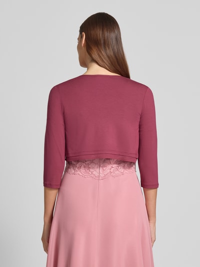 Frauenmodel trägt Bolero aus Viskose-Mix mit 3/4-Arm von V.M., körpernah, in Rosa-Tönen, Rückansicht, Rückenlänge 36 cm bei Größe 36.