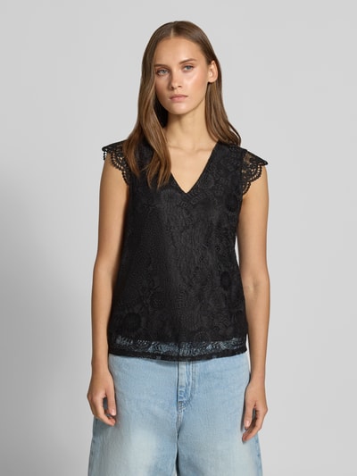 Frauenmodel trägt schwarzes Regular Fit Blusentop mit Spitzenbesatz Modell 'OLLINE' von PIECES, Damen Blusentop, Ganzkörperansicht von vorne.