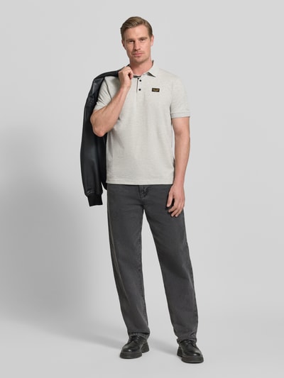 Männermodel trägt Slim Fit Poloshirt mit Logo-Patch von PME Legend aus Elastischer-Baumwoll-Mix, Polokragen, Kurzärmelig, Ganzkörperansicht von vorne.