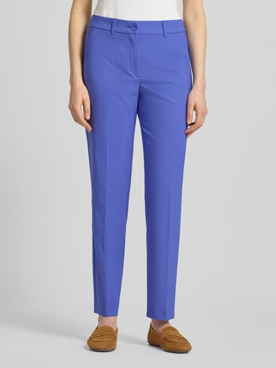 Frauenmodel trägt Hose mit Bügelfalten von Betty Barclay in Blau, Material-Mix mit Stretch-Anteil, Regular-Fit, Gesäßtaschen, Ganzkörperansicht von vorne.
