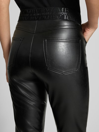 Vrouwenmodel draagt Slim Fit Kunstlederhose in Glattleder-Optik model 'FELICE' van CAMBIO, Dames comfortbroek in glad leer, detailopname rugaanzicht.