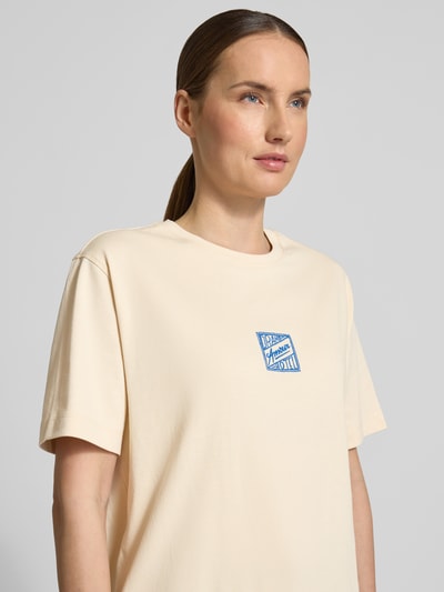 Vrouwenmodel draagt Relaxed Fit T-shirt uit puur katoen model 'BROOK SS HOTEL' van Selected Femme, look: effen, jersey, korte mouw, applicatie met labelstitching, ronde hals, detailopname bovenlichaam.