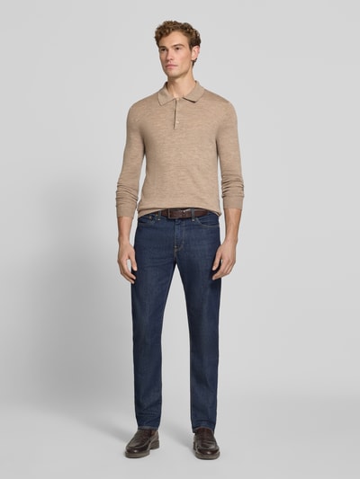 Mannelijk model draagt wollen trui met polokraag Modell 'Erros' van Tiger of Sweden in beige, recht model, zuivere wol, vooraanzicht volledige lichaam, ruglengte bij maat M 61 cm, mouwlengte bij maat M 69 cm.