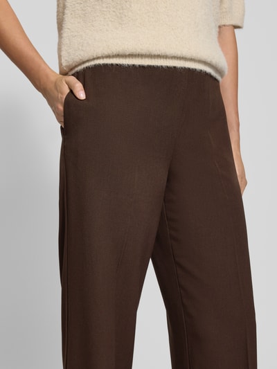 Frauenmodel trägt Wide Leg Hose mit Viskose-Anteil Modell 'EMMA' von Selected Femme, Optik: Unifarben, feine Webstruktur, Nahaufnahme Oberkörper.