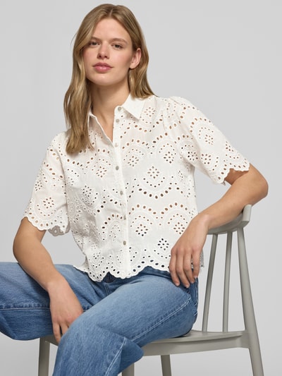 Frauenmodel trägt Loose Fit Bluse mit Lochstickerei Modell 'VALAIS' von Only, unifarben, reine Baumwolle, Nahaufnahme Oberkörper.