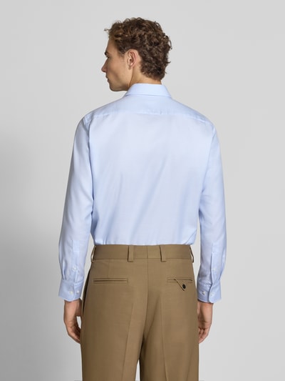Männermodel trägt Slim Fit Business-Hemd aus reiner Baumwolle von Christian Berg Men, hellblau, glatte Textur, Ganzkörperansicht Rückansicht.