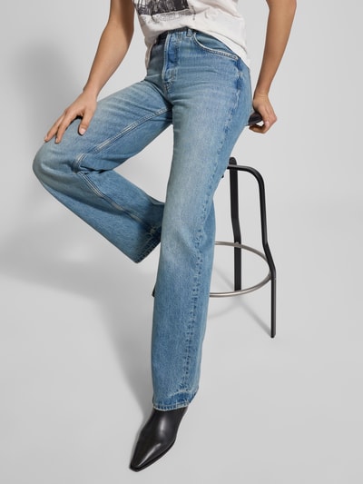 Frauenmodel trägt Loose Fit Jeans im 5-Pocket-Design von Anine Bing in Hellblau, Reine Baumwolle, Straight Fit, Nahaufnahme Oberschenkel.