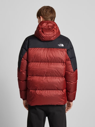 The North Face Kurtka pikowana o kroju regular fit z wyhaftowanym logo model ‘DIABLO’ Bordowy 5