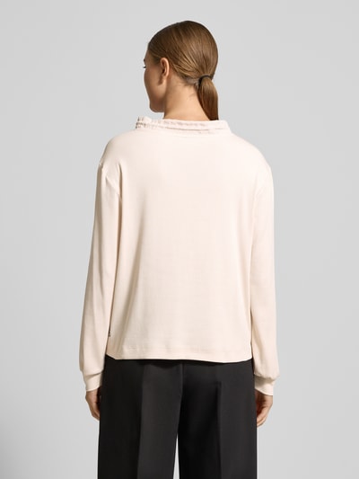 Vrouwenmodel draagt Shirt met lange mouwen met ronde hals van Marc Cain, mix van katoen en elastaan, los model, tunnelkoord, ribboorden, ruglengte 53 cm bij maat 36, Ganzkörperansicht Rückansicht.