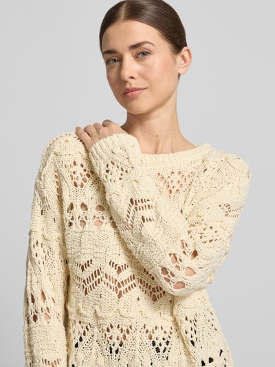 Frauenmodel trägt Strickpullover mit Rundhalsausschnitt von Oui aus cremefarbenem Baumwoll-Mix, Regular Fit, Nahaufnahme Oberkörper.