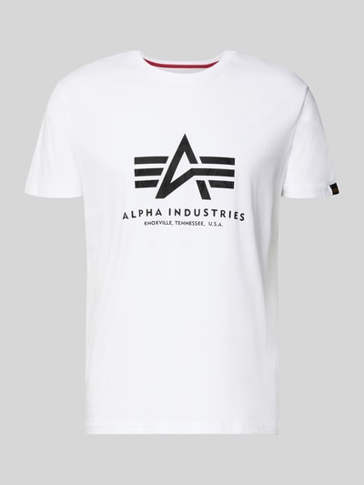 Produktfoto, Herren T-Shirt aus Reine Baumwolle mit Label-Detail Modell 'Basic' von Alpha Industries in Weiß mit schwarzem Print, Gerader-Schnitt, Rundhalsausschnitt, Rückenlänge bei Größe M: 67 cm.