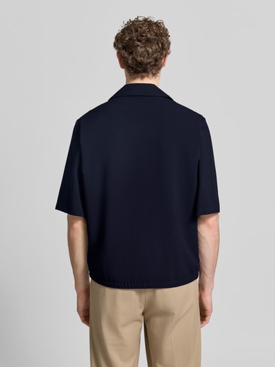 Männermodel trägt Relaxed Fit Hemdjacke mit Reverskragen von Lindbergh, dunkelblau, Material-Mix mit Viskose, Ganzkörperansicht Rückansicht