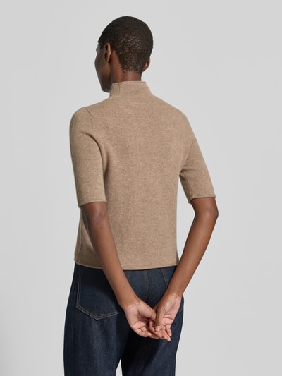 Frauenmodel trägt Strickpullover aus Kaschmir mit 1/2-Arm von Christian Berg Woman in Beige, Regular Fit, Stehkragen, Ganzkörperansicht Rückansicht.