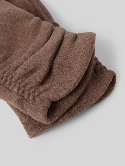 Produktfoto, Handschuhe aus elastischem Material-Mix mit Raffungen von EEM, Damen Handschuhe, hellbraune Farbe, weiche Textur, Detailaufnahme.