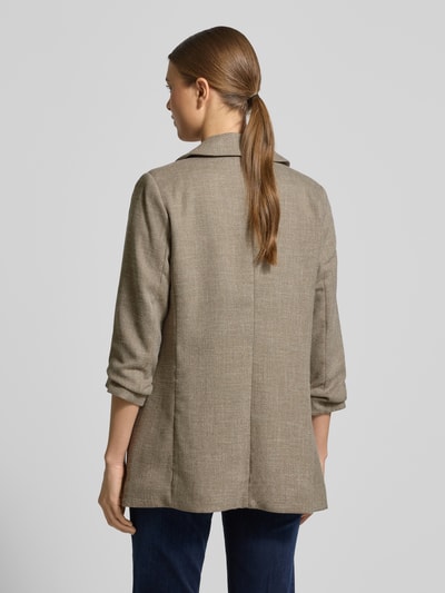 Frauenmodel trägt Slim Fit Longblazer mit Viskose-Anteil Modell 'FRIDA' von Vero Moda in melangierter Unifarbe, Webware, Ganzkörperansicht Rückansicht.