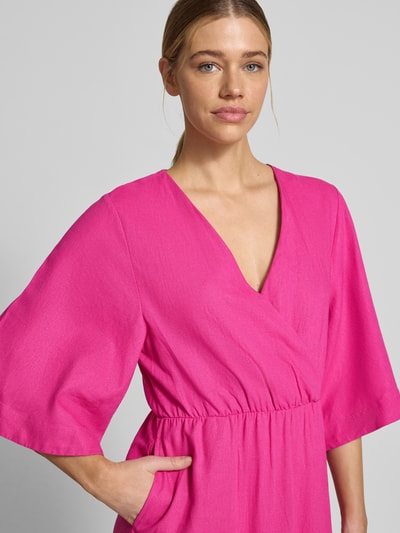 Frauenmodel trägt Midikleid aus Leinen-Mix mit Kimonoärmeln Modell 'Laura' von GUIDO MARIA KRETSCHMER WOMAN in Pink, taillierter Schnitt, V-Ausschnitt, Wickel-Optik, strukturierte Oberfläche, Nahaufnahme Oberkörper.
