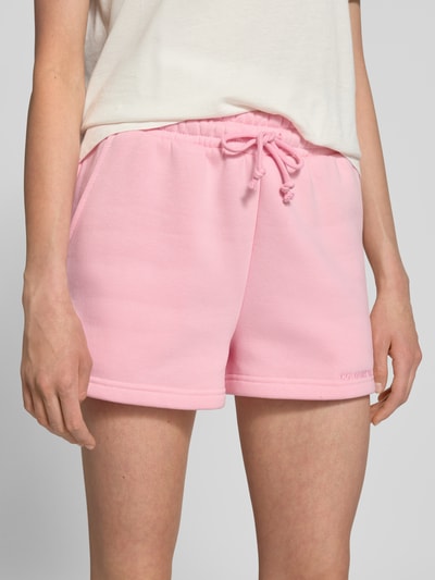 Colourful Rebel Szorty z dzianiny dresowej o kroju regular fit z wyhaftowanym logo Różowy 3