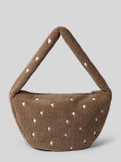 Produktfoto, Cross Body Bag mit Label-Patch von Studio Noos aus braunem Teddyfell, weiße Herzchen, Reißverschluss, Schultergurt, neutraler Hintergrund.