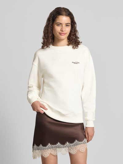 Frauenmodel trägt Relaxed Fit Sweatshirt aus reiner Baumwolle von Marc O'Polo DENIM in Creme mit glatter Oberfläche, Ganzkörperansicht von vorne.