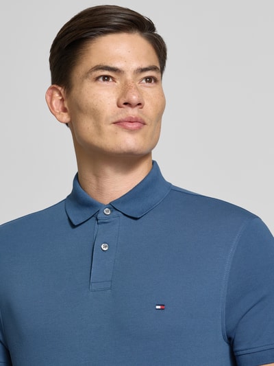 Tommy Hilfiger Koszulka polo o kroju regular fit z mieszanki bawełny i elastanu Jeansowy niebieski 3