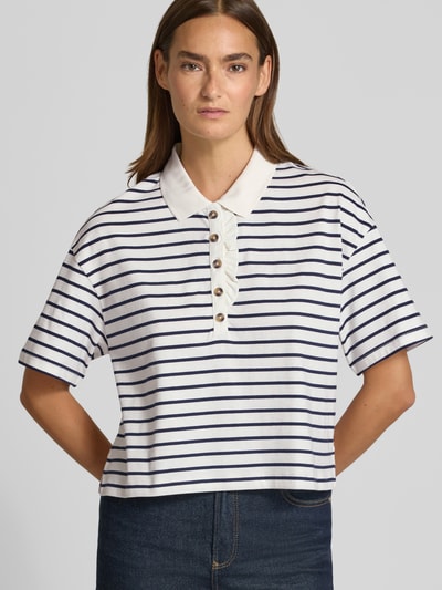 Vrouwenmodel draagt poloshirt met korte knoopsluiting van Christian Berg Woman, puur katoen, recht model, polokraag, 1/2-mouwen, ruglengte bij maat S 44 cm, marine-wit gestreept, nahaufnahme bovenlichaam.