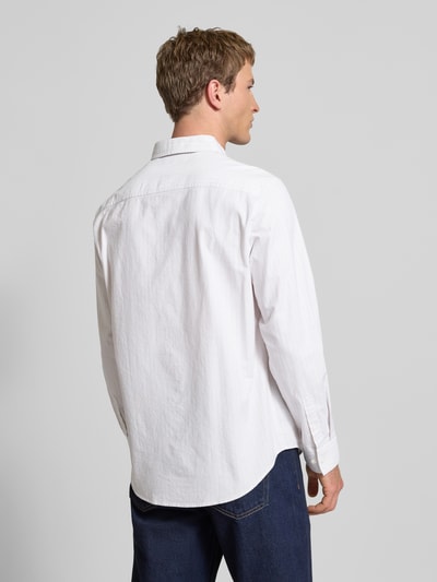 Männermodel trägt Classic Fit Freizeithemd mit Button-Down-Kragen von Calvin Klein Jeans, weiß, Baumwoll-Elasthan-Mix, Rückenansicht.