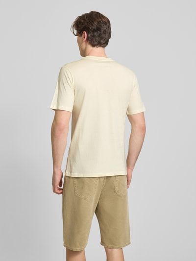 Männermodel trägt T-Shirt mit Logo und Rundhalsausschnitt von Jack & Jones in Beige aus reiner Baumwolle, Regular Fit, Ganzkörperansicht Rückansicht.