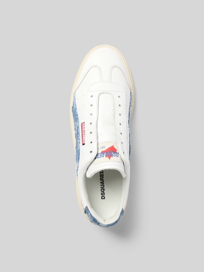 Produktfoto, Sneaker mit Kontrastbesatz aus Denim von Dsquared2 in Weiß mit abgerundeter Form, Schnürverschluss, Label-Details und strukturierter Sohle, Absatzhöhe 4 cm, Schafthöhe 7 cm, Herren Sneaker