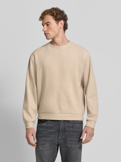 Mannelijk model draagt pullover met ronde hals Model 'KARIO' van DRYKORN, Materiaalmix met katoen, los model, beige, elastische boordjes, ruglengte maat M 70 cm, mouwlengte maat M 64 cm, vooraanzicht van het hele lichaam.