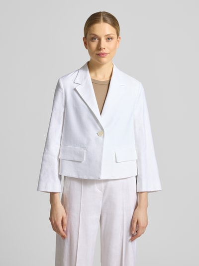 Frauenmodel trägt Blazer aus Leinen-Mix mit Reverskragen von Windsor in Weiß, Regular-Fit, Knopfverschluss, Pattentaschen, Trompetenärmel, Ganzkörperansicht von vorne. Rückenlänge 52 cm, Brustweite 45 cm, Ärmellänge 54 cm bei Größe 36.
