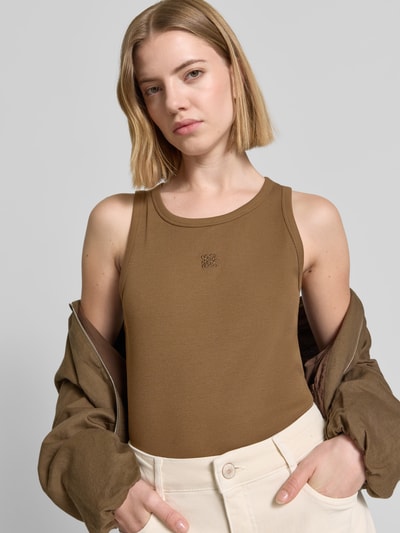 Frauenmodel trägt Regular Fit Tank Top aus Baumwoll-Mix von s.Oliver RED LABEL, Optik: Unifarben, Passform: Regular-Fit, braune Farbe, Ripp-Struktur, breite Träger, Rundhals, Stickerei, Nahaufnahme Oberkörper.