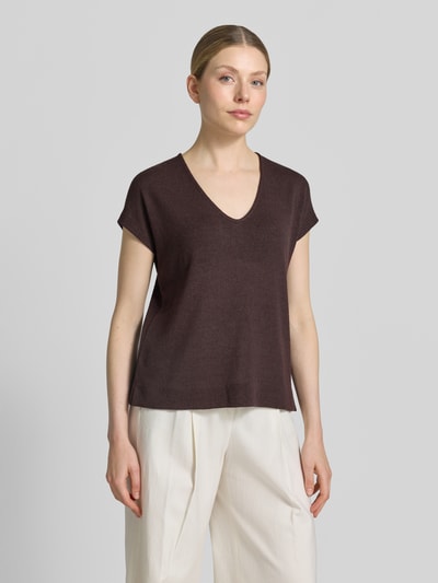 Kobiece model prezentuje damski t-shirt z mieszanki wiskozy, krój relaxed fit, dekolt w serek, model 'SIRUKUS' od OPUS, długość tyłu w rozmiarze 36: 50 cm, widok całej sylwetki z przodu