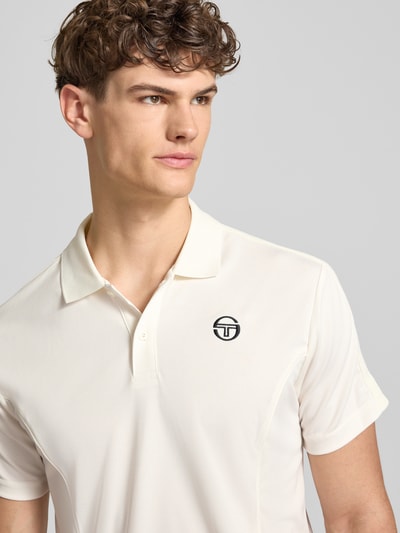 Männermodel trägt Regular Fit Poloshirt mit Logo-Stitching Modell 'EGEO' von SERGIO TACCHINI in Elfenbein, Kurzarm, Nahaufnahme Oberkörper.