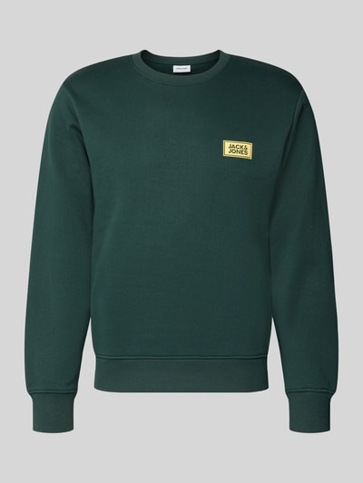 Produktfoto, dunkelgrünes Sweatshirt mit Label-Print Modell 'RUSH' von JACK & JONES, lockerer Schnitt, Baumwoll-Mix, gerippte Abschlüsse.