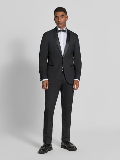 Männermodel trägt Modern Fit Business-Hemd mit verdeckter Knopfleiste von OLYMP, weiße Baumwolle, Kentkragen, Ganzkörperansicht von vorne.