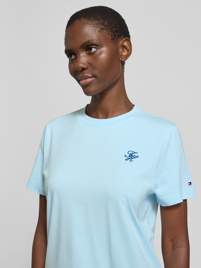 Vrouwenmodel draagt Regular Fit T-shirt uit katoenmix van Tommy Hilfiger, look: effen kleuren, gestikt logo, ronde hals, korte mouw, jersey, nahaufnahme bovenlichaam.