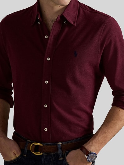 Mężczyznamodel nosi Regular Fit Freizeithemd aus reiner Baumwolle von Polo Ralph Lauren w kolorze bordowym, widok z przodu, zbliżenie na górną część ciała.
