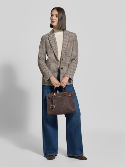 Kobiece model prezentuje Tote Bag z detalami z logo na całej powierzchni Model 'Manhattan' od Liu Jo White, główna przegroda z zamkiem błyskawicznym, pasek na ramię, szerokość w rozmiarze 1: 32 cm, długość w rozmiarze 1: 26 cm, głębokość w rozmiarze 1: 15 cm, długość paska na ramię w rozmiarze 1: 40 cm, widok całej sylwetki z przodu.