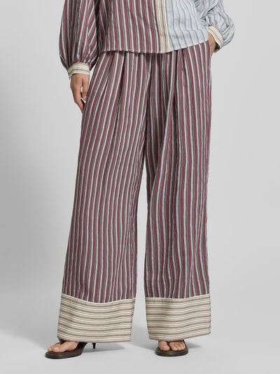 Frauenmodel trägt Hose im Allover-Look mit elastischem Bund von Jake*s Casual, Lyocell-Mix mit Viskose-Anteil, Relaxed-Fit, Ganzkörperansicht von vorne.