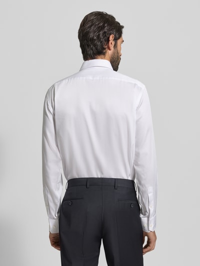 Männermodel trägt Regular Fit Businesshemd aus reiner Baumwolle Modell 'JOE' von BOSS in Weiß, glatte Textur, Ganzkörperansicht Rückansicht.