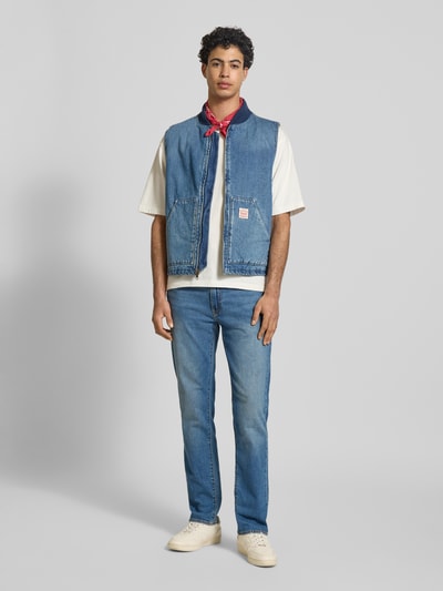 Männermodel trägt Slim Fit Jeans Modell '511®' von Levi's®, Baumwoll-Elasthan-Mix, 5-Pocket-Design, mittleres Blau, Ganzkörperansicht von vorne.